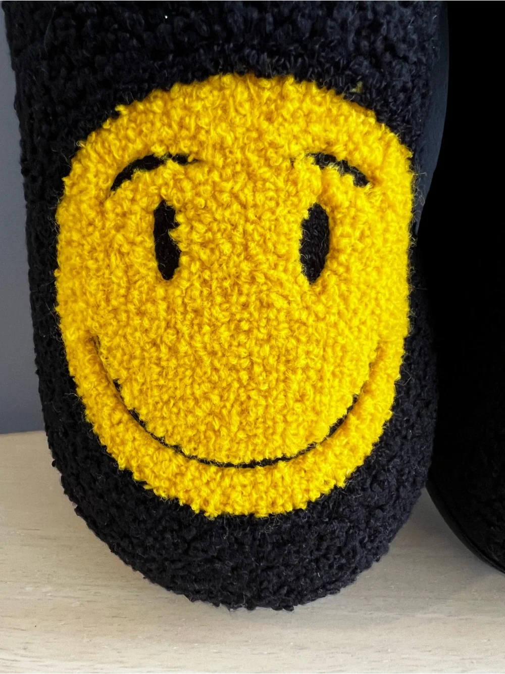 Men’s Abound Smiley Face Fleece Slippers are NWT